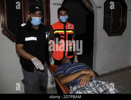 24. Oktober 2020: Gaza, Palästina. 24. Oktober 2020. Eine Krankenwagen-Crew nimmt an einer Person Teil, die nach einer Verletzung in Bir el Naja im nördlichen Gaza-Streifen von Beschlagnahmen betroffen ist. Der Patient wurde zuerst vor Ort behandelt, bevor er in das indonesische Krankenhaus in Jabalia im nördlichen Gazastreifen überführt wurde.Quelle: Ahmad Hasaballah/IMAGESLIVE/ZUMA Wire/Alamy Live News Stockfoto