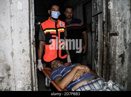 24. Oktober 2020: Gaza, Palästina. 24. Oktober 2020. Eine Krankenwagen-Crew nimmt an einer Person Teil, die nach einer Verletzung in Bir el Naja im nördlichen Gaza-Streifen von Beschlagnahmen betroffen ist. Der Patient wurde zuerst vor Ort behandelt, bevor er in das indonesische Krankenhaus in Jabalia im nördlichen Gazastreifen überführt wurde.Quelle: Ahmad Hasaballah/IMAGESLIVE/ZUMA Wire/Alamy Live News Stockfoto