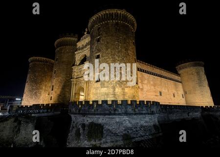 Castel Nuovo oder Neues Schloss in Neapel. Mittelalterliche Festung mit 5 Türmen und einem Triumphbogen aus der Renaissance. Italien Stockfoto