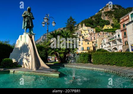 Brunnen mit Statue von Flavio Gioia (Gioja) auf der Piazza Flavio Gioia. Amalfi, Italien Stockfoto