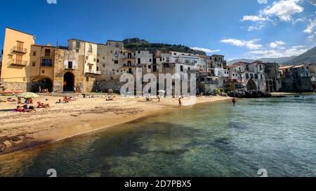 Hafen und alte Häuser in Cefalu. Cefalù, Sizilien, Italien Stockfoto