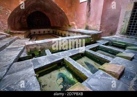 Lavatoio Medievale, mittelalterliches Waschhaus. Cefalù, Sizilien, Italien. Stockfoto