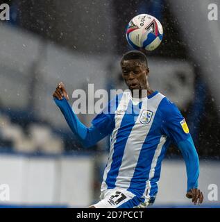 Huddersfield, Großbritannien. Okt. 2020. 24. Oktober 2020 The John Smiths Stadium, Huddersfield, Yorkshire, England; English Football League Championship Football, Huddersfield Town gegen Preston North End; Adama Diakhaby (11) von Huddersfield Town hält den Ball im Spiel Credit: Action Plus Sports Images/Alamy Live News Stockfoto