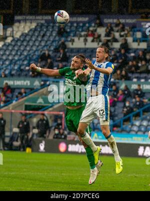 Huddersfield, Großbritannien. Okt. 2020. 24. Oktober 2020 The John Smiths Stadium, Huddersfield, Yorkshire, England; English Football League Championship Football, Huddersfield Town versus Preston North End; Richard Stearman (12) of Huddersfield Town Challenges for header Credit: Action Plus Sports Images/Alamy Live News Stockfoto