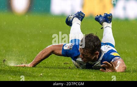 Huddersfield, Großbritannien. Okt. 2020. 24. Oktober 2020 The John Smiths Stadium, Huddersfield, Yorkshire, England; English Football League Championship Football, Huddersfield Town versus Preston North End; Jonathan Hogg (6) von Huddersfield Town takes a Fall in the Wet Credit: Action Plus Sports Images/Alamy Live News Stockfoto