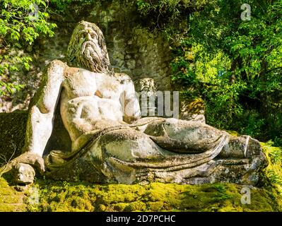 Kolossale Skulptur des gottes Neptun im berühmten Park der Monster, auch Sacred Grove genannt, Bomarzo Gärten, Provinz Viterbo, Latium, Italien Stockfoto