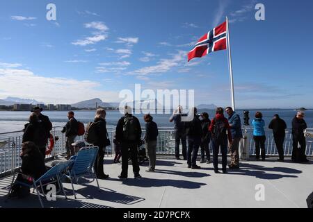 Bodo / Norwegen - Juni 15 2019: Leute treffen sich an Deck der Fähre, die den Hafen von Bodo verlässt Stockfoto