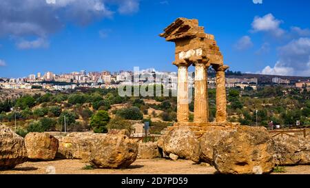 Der Tempel von Castor und Pollux (Dioscuri) im Tal der Tempel. Agrigento, Sizilien, Italien Stockfoto