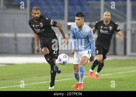 ROM, ITALIEN - Oktober 24 Danilo Larangeira (L) von Bologna FC im Einsatz gegen Joaquin Correa (R) von Latium während der Serie A Fußballspiel zwischen SS Lazio FC Inter Mailand Stadio Olimpico am 24,2020. Oktober in Rom Italien Credit: LM/Claudio Pasquazi/Alamy Live News Stockfoto