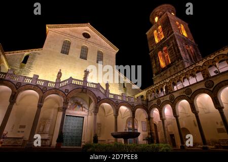 Kathedrale von Salerno oder Kathedrale des heiligen Matthäus und des heiligen Gregor des Großen (Cattedrale di San Matteo e San Gregorio Magno). Salerno, Italien. Stockfoto
