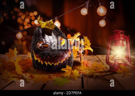 Dunkles Interieur des Hauses für Halloween Kürbisse, Netze und Spinnen dekoriert Stockfoto