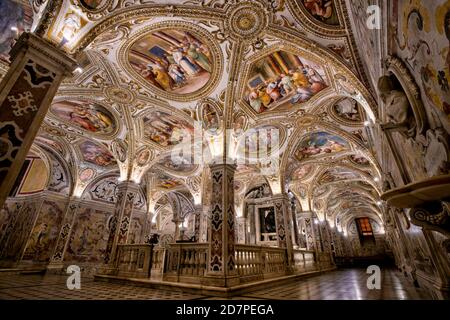 Krypta in der Kathedrale von Salerno (Kathedrale des heiligen Matthäus und des heiligen Gregor des Großen). Salerno, Italien Stockfoto