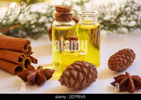 Weihnachten ätherische Öle in einer kleinen Flasche. Selektive konzentrieren. Urlaub. Stockfoto