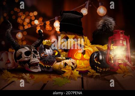 Dunkles Interieur des Hauses für Halloween Kürbisse, Netze und Spinnen dekoriert Stockfoto