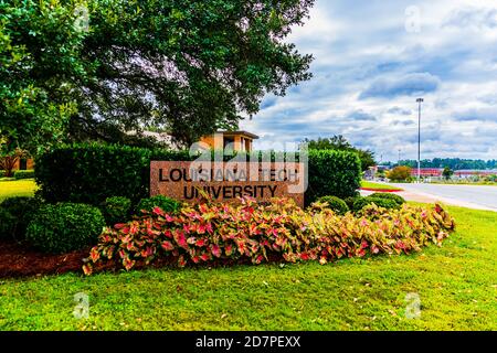 Ruston, LA / USA - 10. Oktober 2020: Louisiana Tech University Zeichen begrüßen alle auf dem Campus Stockfoto