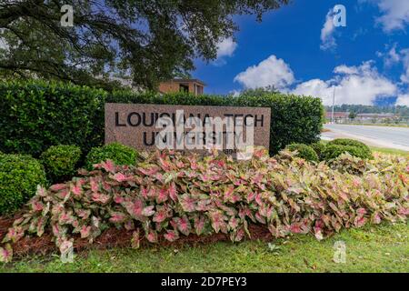 Ruston, LA / USA - 10. Oktober 2020: Louisiana Tech University Zeichen begrüßen alle auf dem Campus Stockfoto