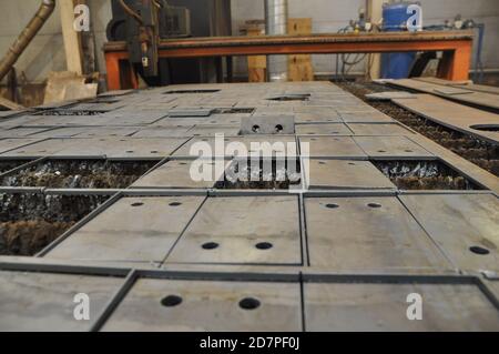 Plasmaschneiden im Werk. Details ausschneiden. Stockfoto