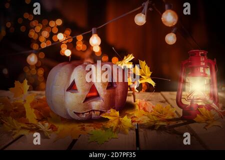 Dunkles Interieur des Hauses für Halloween Kürbisse, Netze und Spinnen dekoriert Stockfoto