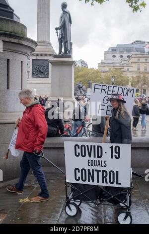 Während der zweiten Welle der Coronavirus-Pandemie missachten Anti-Lockdown-Demonstranten die sozialen Distanzierungsregeln oder halten sich an die Bedingungen ihrer eigenen Risikobewertung, während ihres marsches durch das Zentrum von London und auf den Trafalgar Square am 24. Oktober 2020 in London, England. Achtzehn Menschen wurden bei dem Protest verhaftet, wo sie eine Rückkehr ihrer Freiheiten forderten. Stockfoto