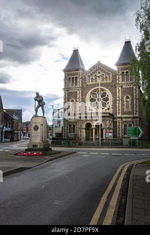 Blick auf die Baptist Church und das Kriegsdenkmal in der Stadt Abergavenny, Wales, Großbritannien Stockfoto