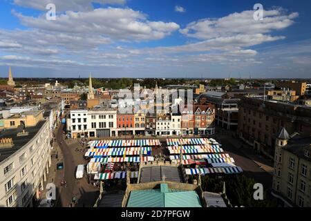 Blick von der Dachterrasse auf Cambridge City, vom Great St Marys Church Tower, Cambridgeshire, England, Großbritannien Stockfoto