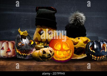 Dunkles Interieur des Hauses für Halloween Kürbisse, Netze und Spinnen dekoriert Stockfoto