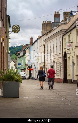 Sreet Blick auf Nevill Street in der Stadt Abergavenny, Wales, Großbritannien, mit zwei peole zu Fuß in der Straße Stockfoto