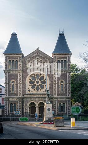 Blick auf die Baptist Church und das Kriegsdenkmal in der Stadt Abergavenny, Wales, Großbritannien Stockfoto