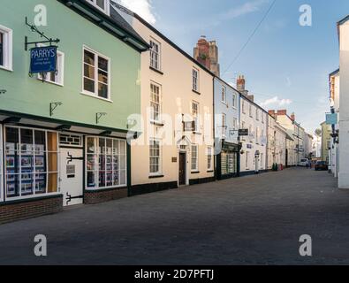 Sreet Ansicht der Nevill Straße in der Stadt Abergavenny, Wales, Großbritannien Stockfoto