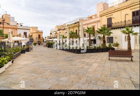 Terrasini, Sizilien, Italien - 24. September 2020: Blick auf den Duomo Platz mit Bars und Restaurants im Freien im Zentrum von Terrasini, Provinz Palermo, Stockfoto