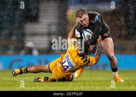 Twickenham, London, Großbritannien. Okt. 2020. Gallagher Premiership Rugby Finale, Exeter Chiefs gegen Wesps; Stuart Hogg von Exeter Chiefs wird von Zach Kibirige von Wesps angegangen Kredit: Action Plus Sports/Alamy Live News Stockfoto