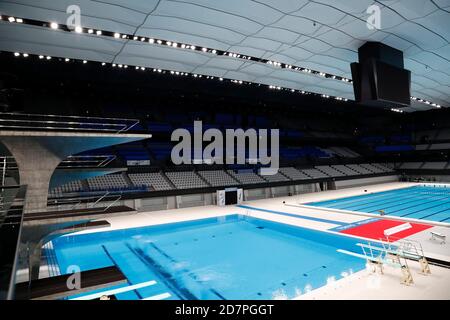 Tokio, Japan. Okt. 2020. Ein allgemeiner Blick auf das Innere des Tokyo Aquatics Center nach seiner großen Eröffnungszeremonie endete. Im kommenden Sommer finden hier die Olympischen und Paralympischen Spiele 2020 in Tokio statt, bei denen Schwimmen, Tauchen und künstlerische Schwimmwettbewerbe ausgetragen werden. Quelle: Rodrigo Reyes Marin/ZUMA Wire/Alamy Live News Stockfoto