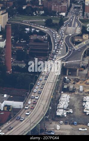 Whitehurst Freeway; Blick nach Osten; abends Heimverkehr (Washington D.C.) ca. 1973 Stockfoto