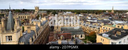 Blick von der Dachterrasse auf Cambridge City, vom Great St Marys Church Tower, Cambridgeshire, England, Großbritannien Stockfoto