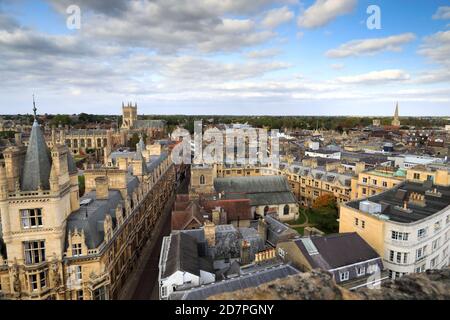 Blick von der Dachterrasse auf Cambridge City, vom Great St Marys Church Tower, Cambridgeshire, England, Großbritannien Stockfoto