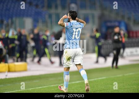 ROM, ITALIEN - Oktober 24 : Luis Alberto (10) von SS Lazio erzielt ein Tor während der italienischen Serie EIN Fußballspiel zwischen SS Lazio und Bologna FC im Stadio Olimpico am 24,2020. Oktober in Rom Italien Credit: LM/Claudio Pasquazi/Alamy Live News Stockfoto