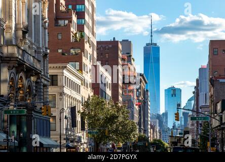 Blick auf die historischen Gebäude entlang der 6th Avenue in Richtung Innenstadt Manhattan in New York City NYC Stockfoto