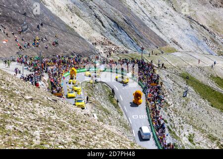 Col du Tourmalet, Frankreich - 20. Juli 2019: Die Pubilicity Karawane vor den Radfahrern auf dem Weg zum Col du Tourmalet während der Etappe 14 von To Stockfoto
