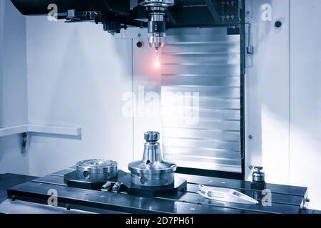 Betreiber Inspektion dimension Metallteilen von CMM nach Bearbeitung in der industriellen Produktion. Stockfoto