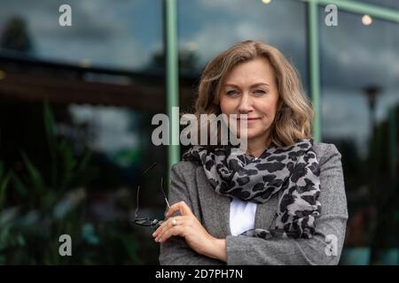 Porträt einer schönen Frau mittleren Alters, einer Geschäftsfrau. Stockfoto