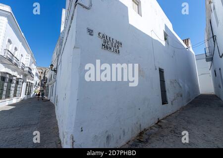 Callejon de las Monjas, Weiße Häuser in einer Straße in Vejer de la Frontera, Provinz Cadiz, Andalusien, Spanien Stockfoto