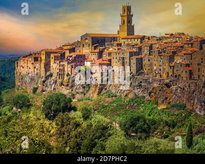 Pitigliano, Toskana, Italien. Panoramablick auf die mittelalterliche Stadt Pitigliano bei Sonnenuntergang. Stockfoto