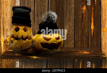 Dunkles Interieur des Hauses für Halloween Kürbisse, Netze und Spinnen dekoriert Stockfoto