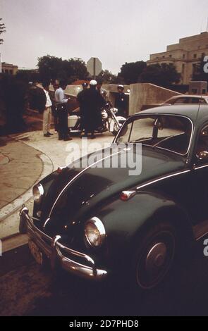 Polizeifrage Fahrer des Autos, das als gestohlen gemeldet wurde (Washington D.C.) ca. 1973 Stockfoto