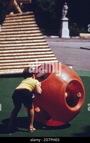 Dieser Spielplatz wurde oberhalb einer Tiefgarage am platz des Rathauses (Wien) ca. 1973 Stockfoto