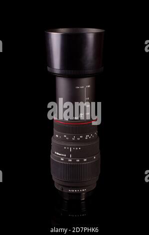 Professionelles Makro-Zoomobjektiv 70 mm - 300 mm für DSLR-Kameras auf dem schwarzen Hintergrund isoliert Stockfoto