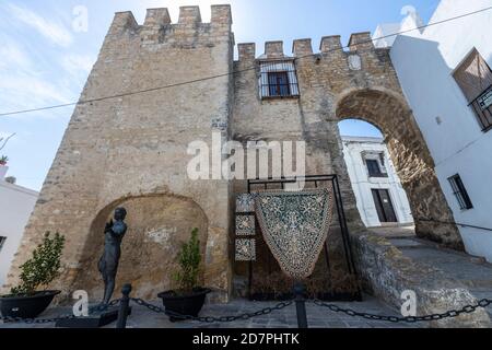 Puerta de Sancho IV. Und Skulptur von Juan Relinque, von Antonio Mota, in Vejer de la Frontera, Provinz Cadiz, Andalusien, Spanien Stockfoto