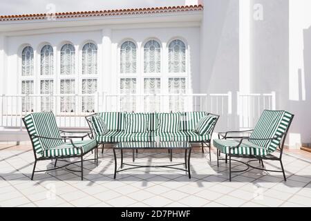 Tisch und Stühle auf einer Terrasse, im Sommer im Freien, Teneriffa, Kanarische Inseln Stockfoto