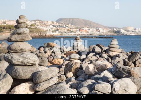 Steinhaufen ausgeglichen, in einer Pyramide an einem Strand in Costa Adeje, Teneriffa, Kanarische Inseln gestapelt Stockfoto