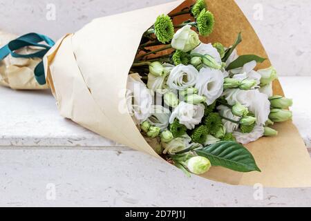 Gewickelt eleganten grünen und weißen eustoma Blumen Bouquet Stockfoto